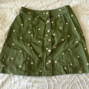 Francesca’s size small olive green skirt. Worn once, in great condition.